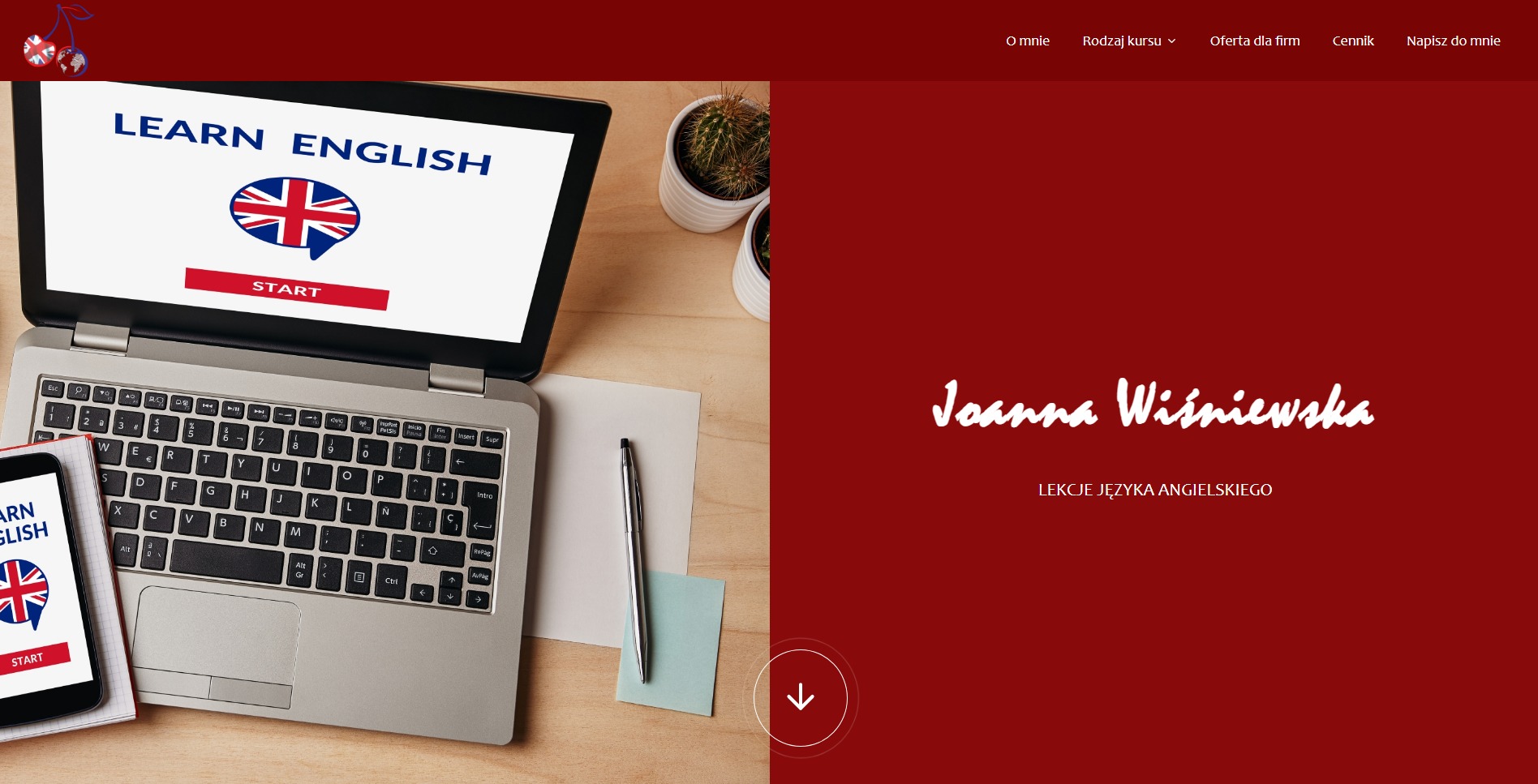 Laptop i smartfon wyświetlające stronę internetową z napisem 'Learn English' oraz ikoną flagi brytyjskiej, obok notatnik, długopis i karteczka samoprzylepna na drewnianym biurku, w tle dwa kaktusy...