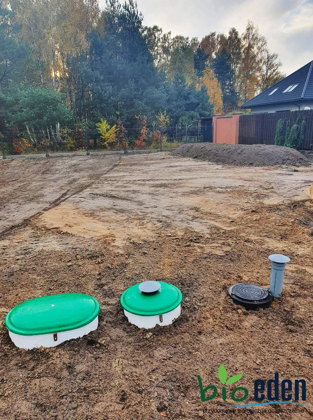 Oczyszczalnia biologiczna z przepompownią, poletko w nasypie