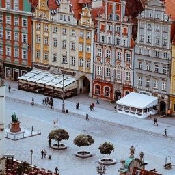 Wrocław to moje rodzinne miasto i w nim czuje się najlepiej. Dlatego najczęściej zajmuje się nieruchomościami na terenie Wrocławia.