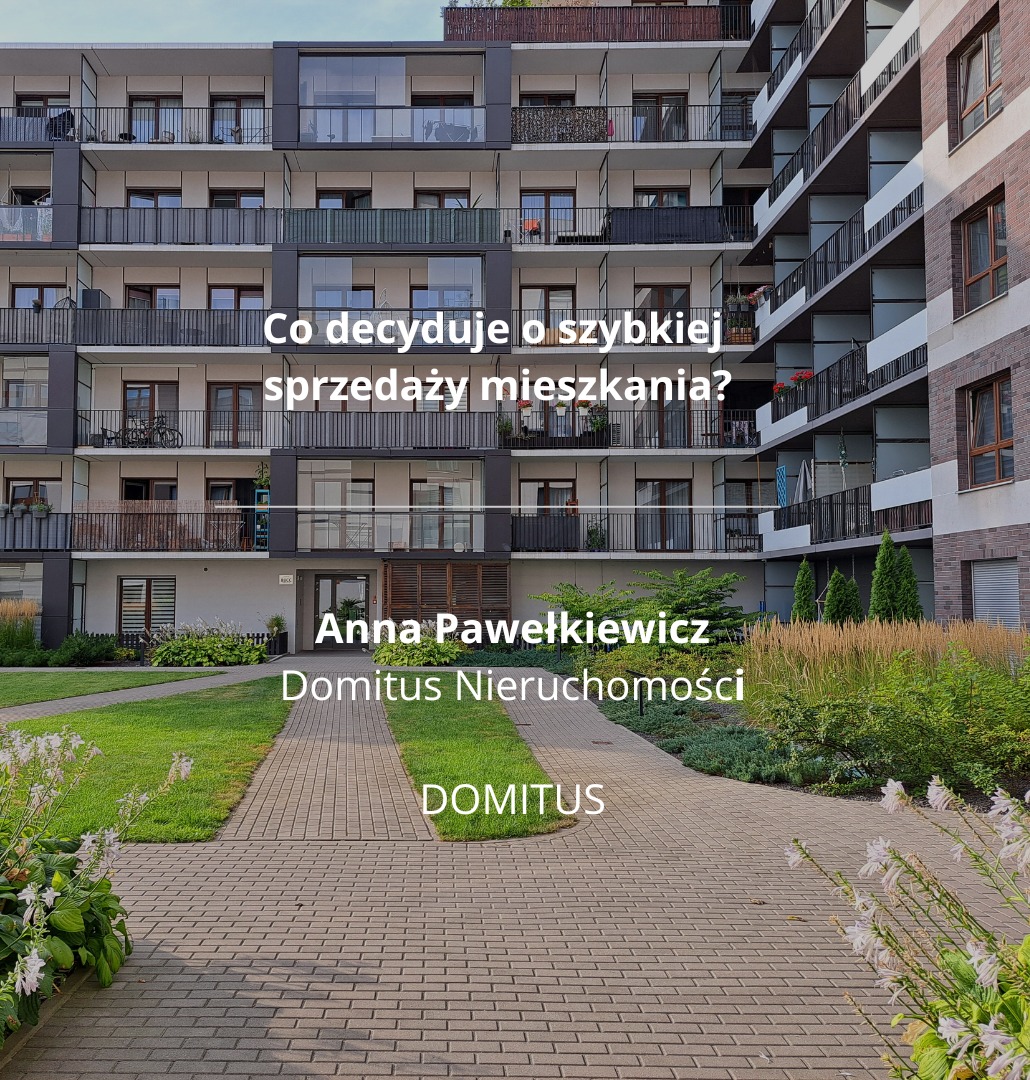 Nowoczesny apartamentowiec z balkonami, zieleń przed budynkiem, chodnik z kostki. Tekst: Co decyduje o szybkiej sprzedaży mieszkania? Anna Pawełkiewicz, Domitus Nieruchomości.