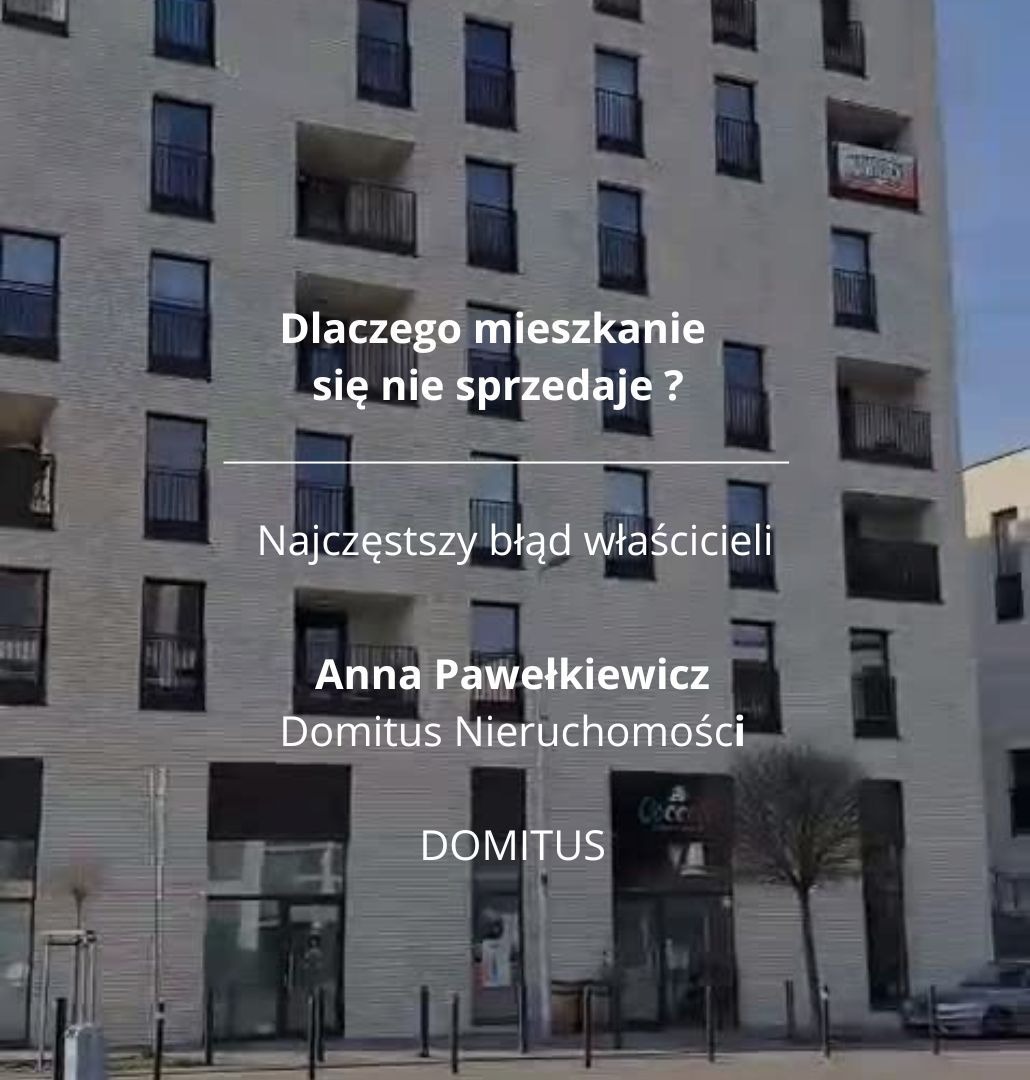 Budynek mieszkalny z tekstem 'Dlaczego mieszkanie się nie sprzedaje?' i nazwą agencji nieruchomości Domitus. Widoczny balkon i okna.