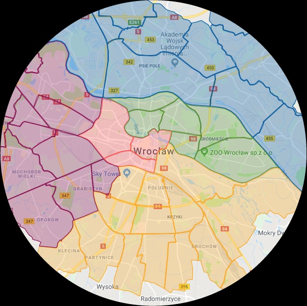 Mapa Wrocławia z podziałem na dzielnice, każda oznaczona innym kolorem i numerem. Widoczne nazwy dzielnic, ulice i punkty orientacyjne, takie jak Sky Tower i ZOO.