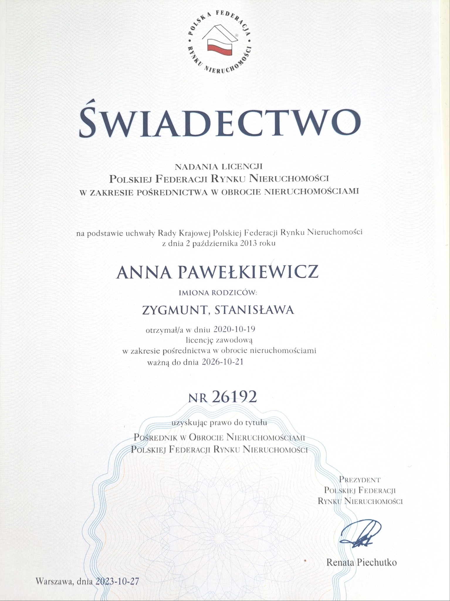Skan świadectwa nadania licencji pośrednika w obrocie nieruchomościami dla Anny Pawełkiewicz, wydanego przez Polską Federację Rynku Nieruchomości.