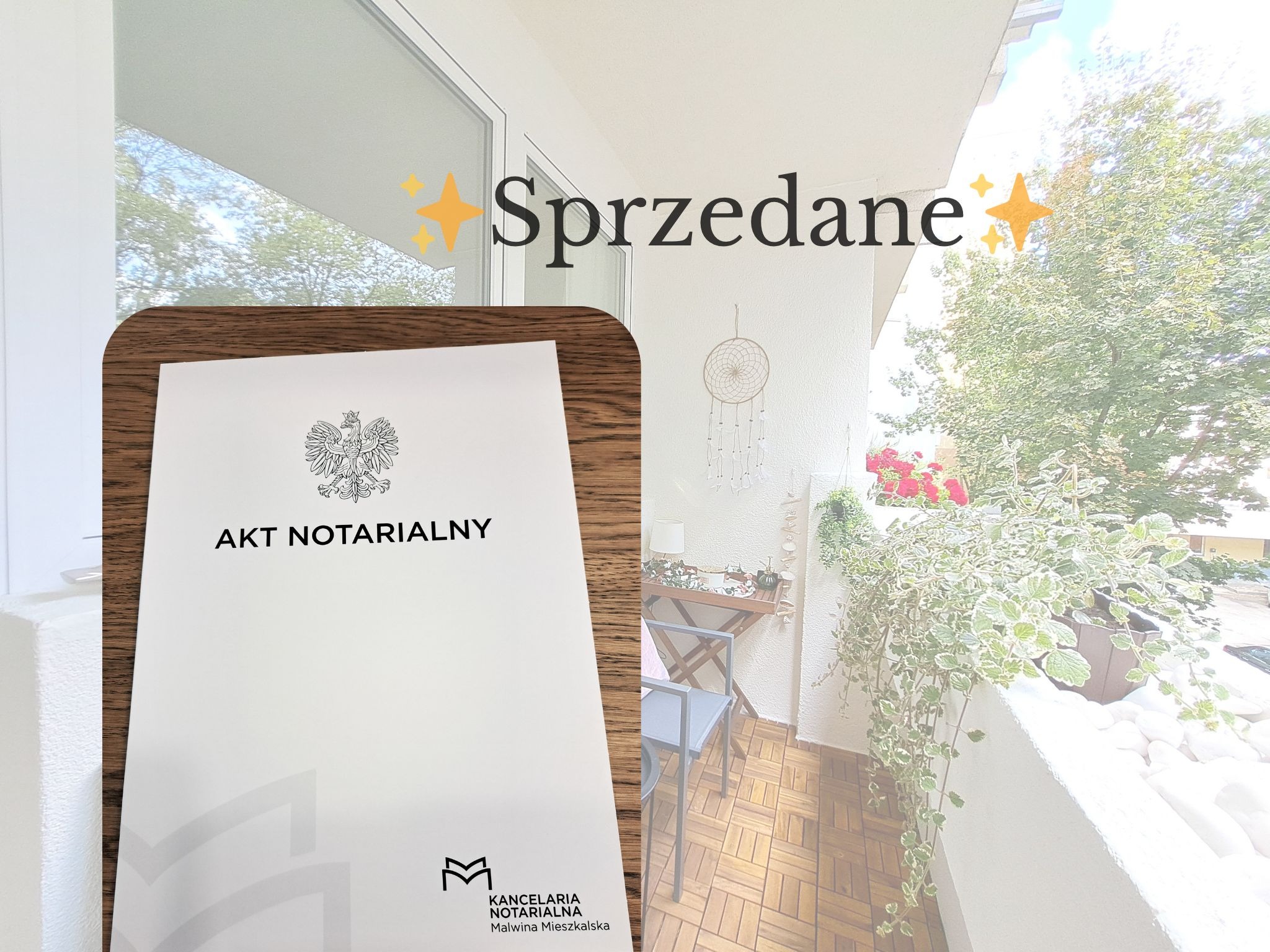 Akt notarialny na tle balkonu z napisem 'Sprzedane'. Dokument kancelarii notarialnej Malwiny Mieszkalskiej, potwierdzający transakcję sprzedaży nieruchomości.
