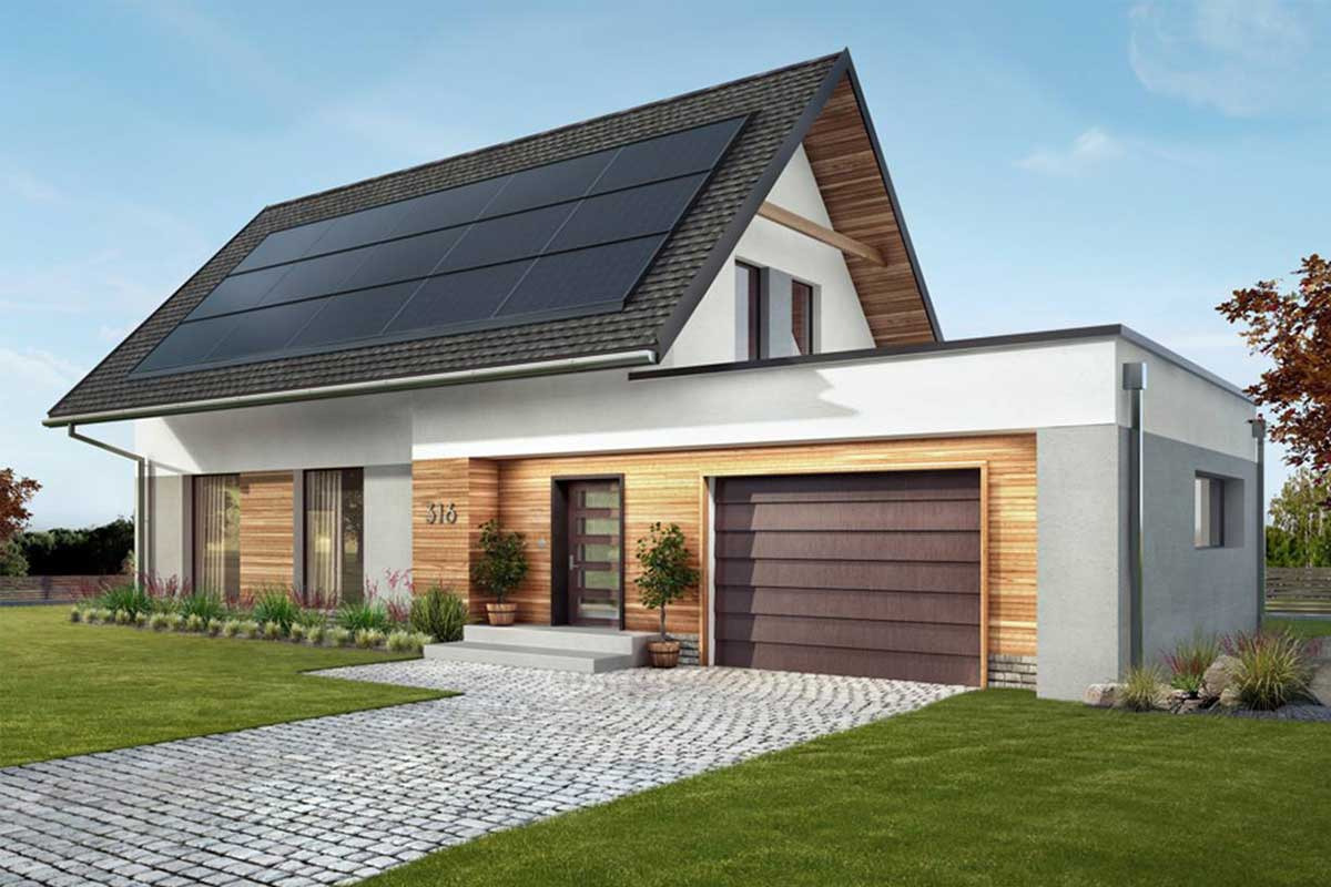 Nowoczesny dom jednorodzinny z panelami słonecznymi na dachu, drewnianą elewacją i brukowanym podjazdem.