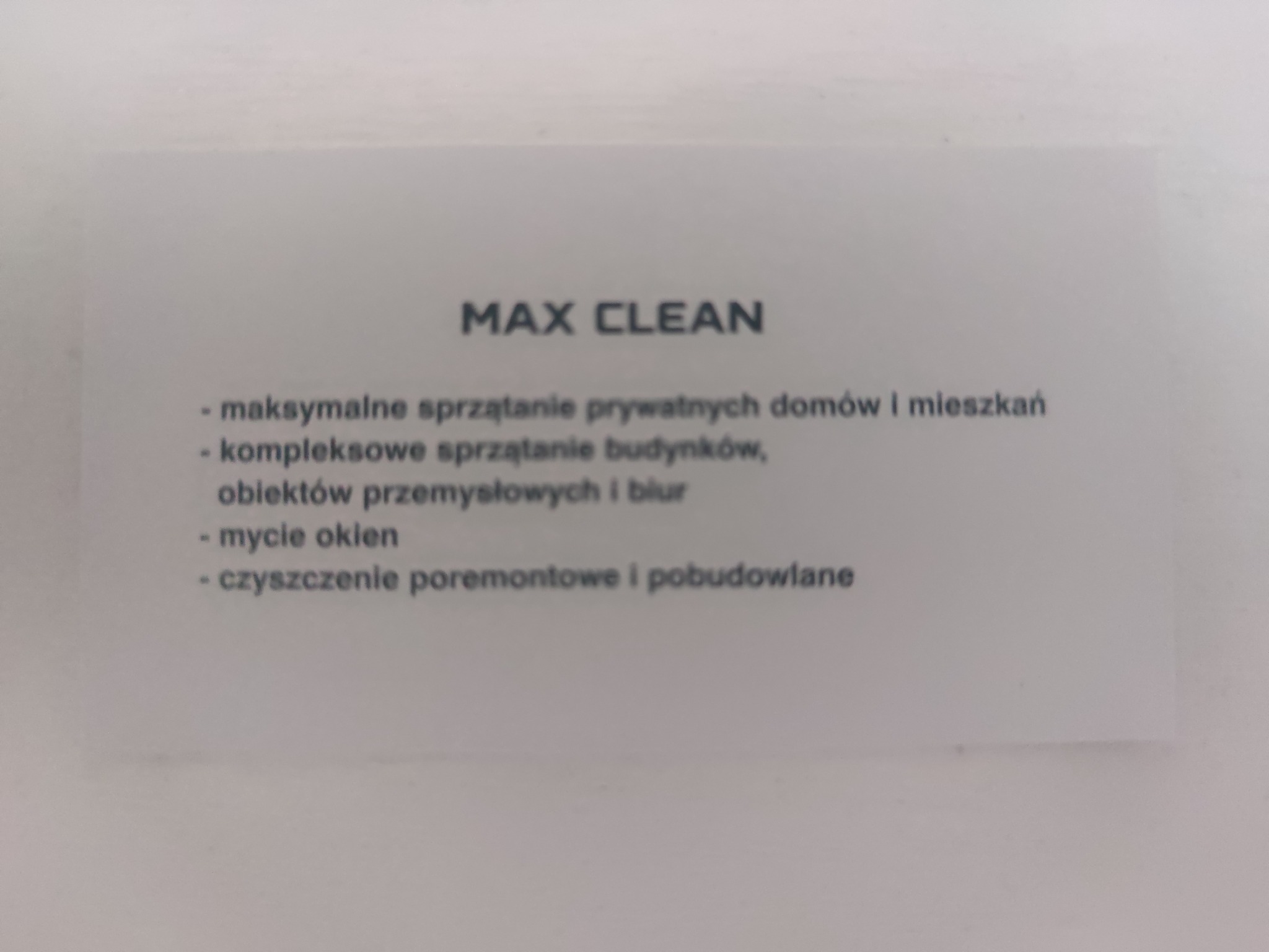 Wizytówka firmy Max Clean oferującej maksymalne sprzątanie domów i mieszkań, kompleksowe sprzątanie budynków, obiektów przemysłowych i biur, mycie okien oraz czyszczenie poremontowe i pobudowlane.