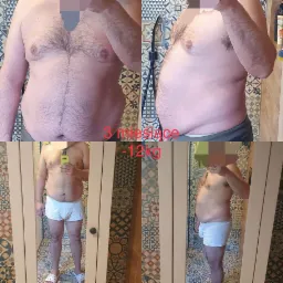Mężczyzna prezentuje metamorfozę sylwetki po 3 miesiącach, redukcja wagi -12kg, widoczne porównanie zdjęć przed i po, z przodu i z boku, na tle wzorzystych płytek ceramicznych.