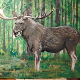 OdKarykatury DoMuralu - twoja wizja, moja pasja - Obraz olejny przedstawiający łosia na tle leśnej scenerii. Widoczne drzewa i zieleń, malowane ekspresyjnymi pociągnięciami pędzla. Ciepła kolorystyka i naturalne światło.