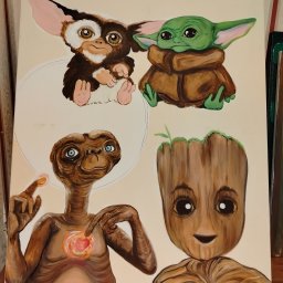 OdKarykatury DoMuralu - twoja wizja, moja pasja - Ręcznie malowany obraz na płótnie przedstawiający postacie z filmów: Gizmo, Baby Yoda, E.T. i Groot. Widoczne niedoskonałości malarskie dodają unikalnego charakteru.