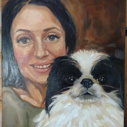 OdKarykatury DoMuralu - twoja wizja, moja pasja - Portret olejny kobiety z psem rasy pekińczyk na płótnie. Widoczne pociągnięcia pędzla, ciepła kolorystyka, realistyczne odwzorowanie detali.