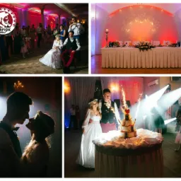 Kolaż zdjęć z wesela: para młoda podczas pierwszego tańca w sali z czerwonym oświetleniem, udekorowany stół prezydialny z kwiatami i świecami, zbliżenie pary młodej oraz tort weselny z zimnymi...