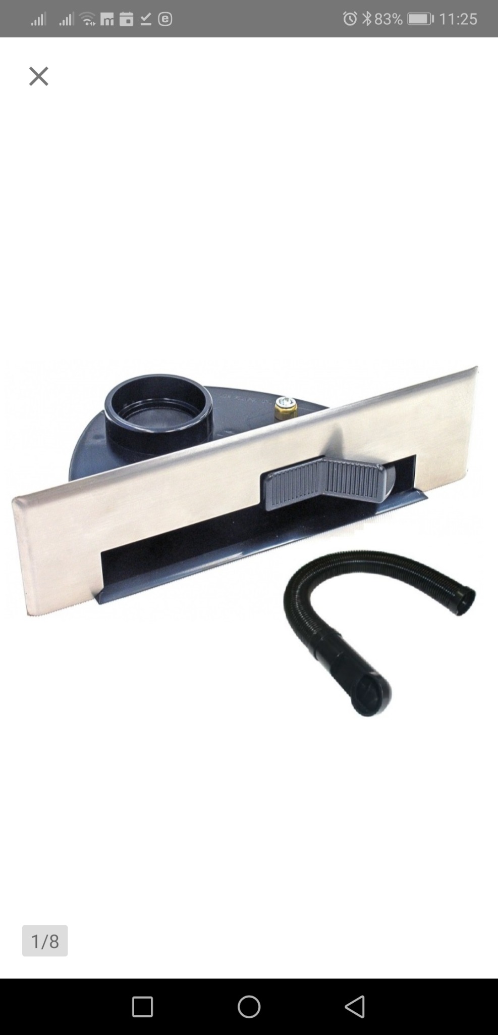 Nierdzewna szczotka szczelinowa do odkurzacza centralnego z czarnym wężem ssącym, widok z bliska na białym tle.