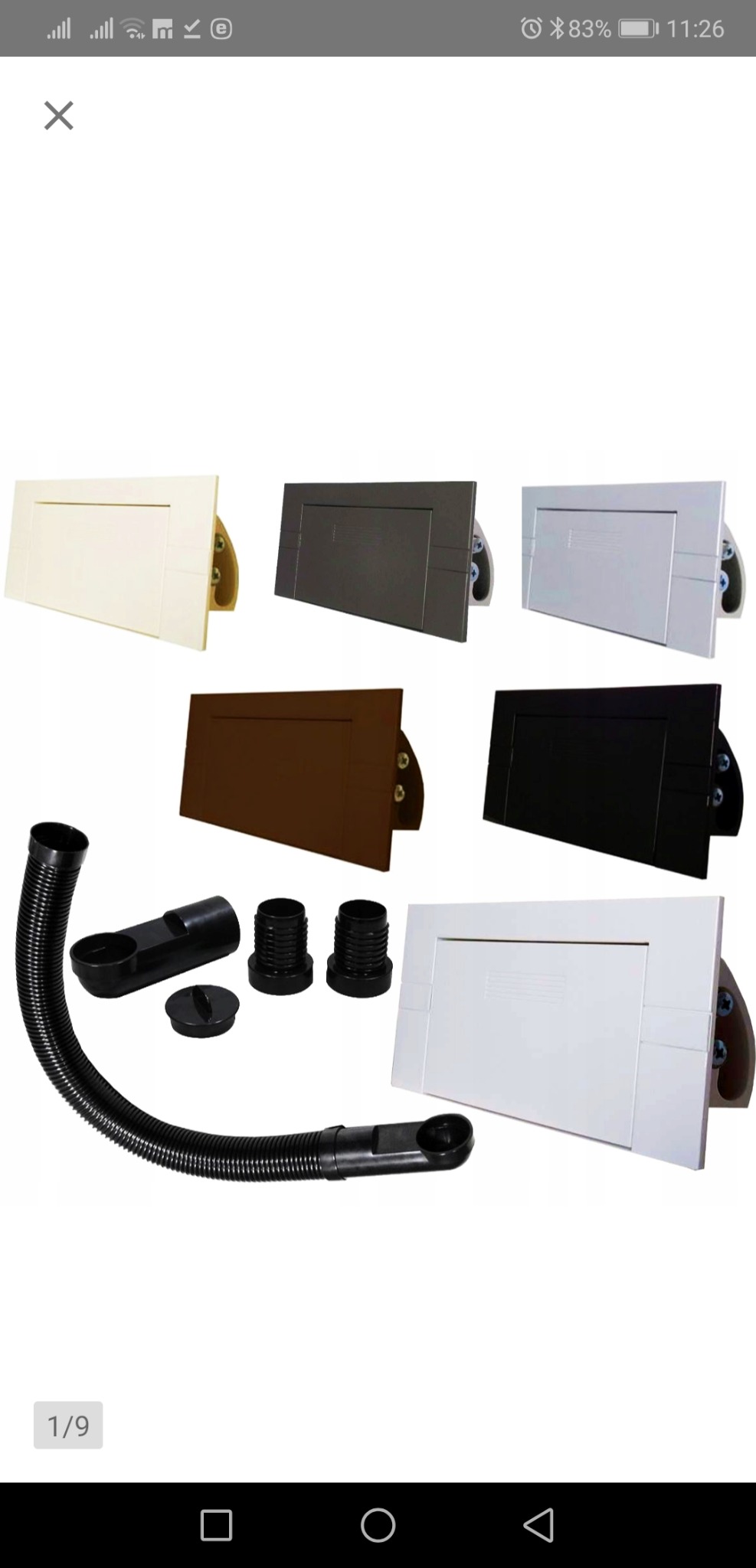 Zestaw elementów do instalacji odkurzacza centralnego: sześć klapek w różnych kolorach (biały, kremowy, szary, brązowy, czarny) oraz rura ssąca z końcówkami i złączkami.