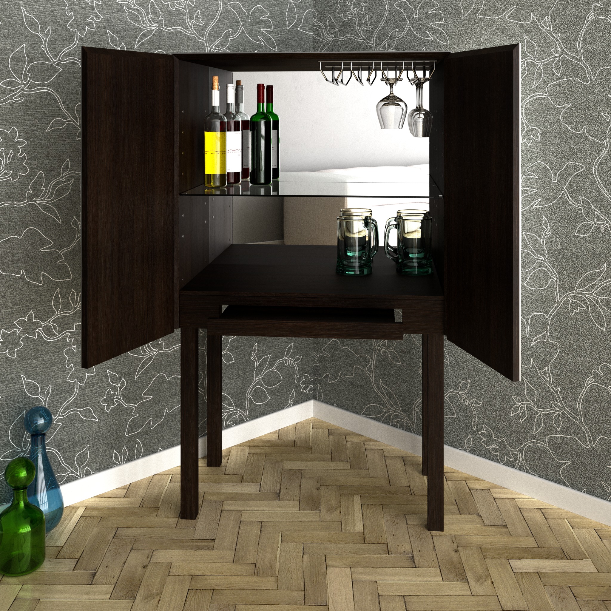 Ciemnobrązowa szafka barowa z otwartymi drzwiczkami, na blacie dwa szklane kufle, wewnątrz butelki wina i kieliszki, tło stanowi ściana w kwiatowy wzór oraz parkiet ułożony w jodełkę.