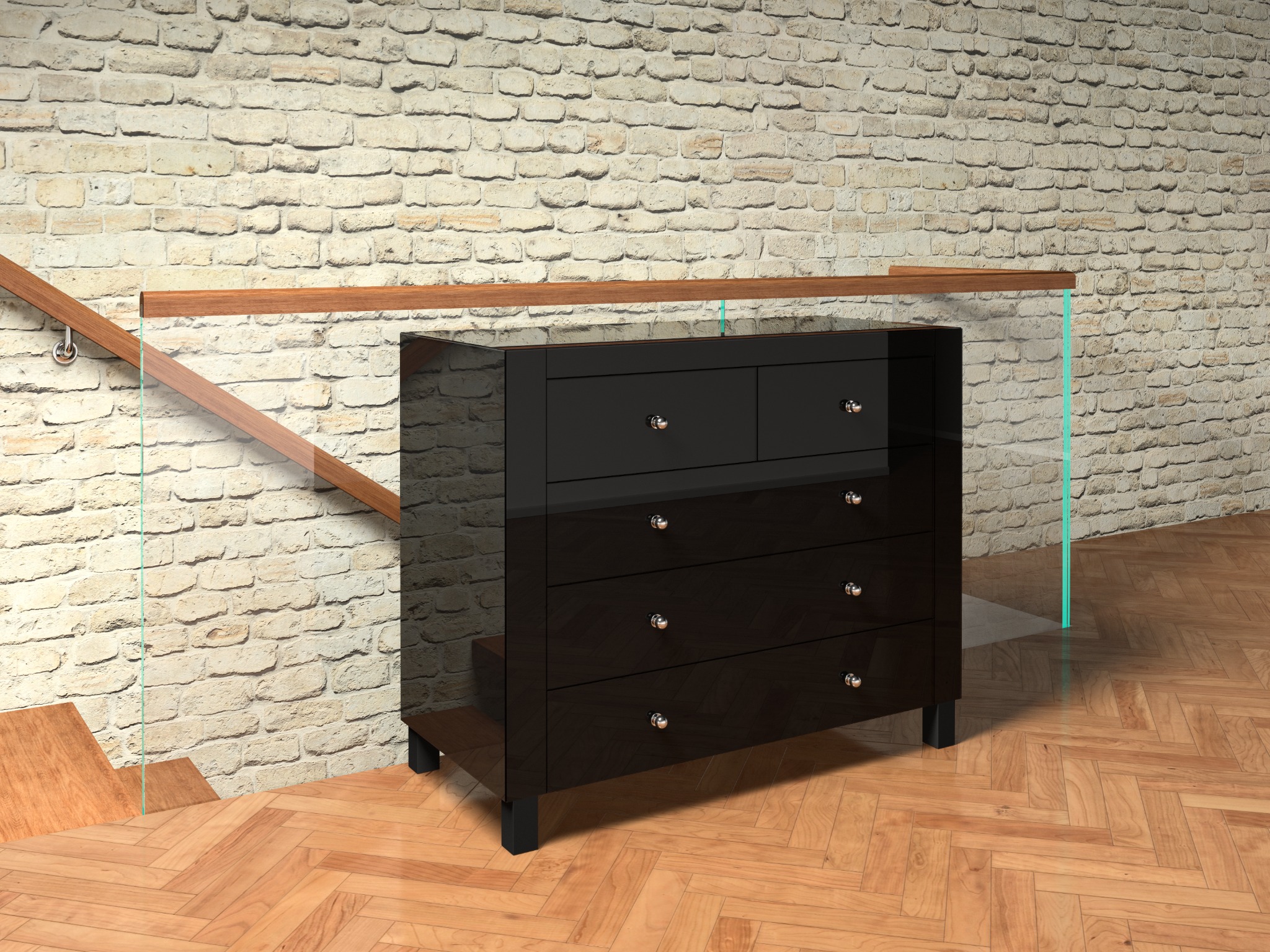Czarna, lakierowana komoda z szufladami, ustawiona przy schodach z drewnianymi stopniami i szklaną balustradą, na tle ściany z cegły.