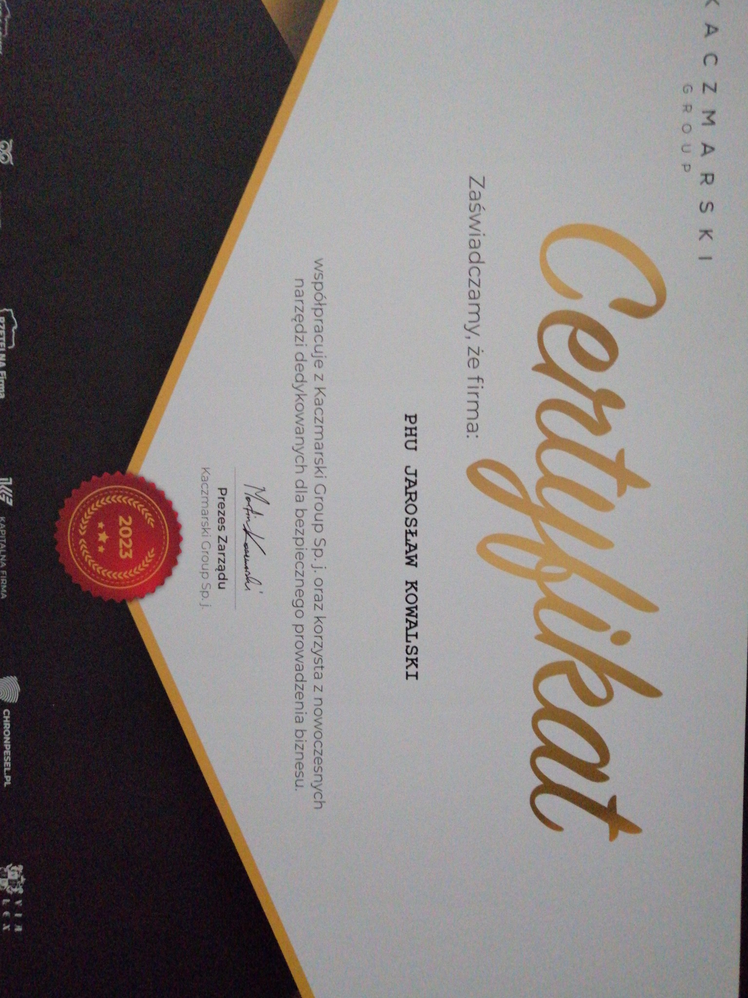 Certyfikat firmy PHU Jarosław Kowalski od Kaczmarski Group Sp.j. za korzystanie z nowoczesnych narzędzi do bezpiecznego prowadzenia biznesu, z pieczęcią i podpisem Prezesa Zarządu.