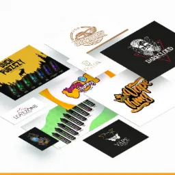 Kompilacja różnorodnych projektów graficznych, w tym logotypów i etykiet produktów, ułożonych pod kątem na białym tle, z pomarańczowym logo firmy i adresem e-mail w prawym dolnym rogu.