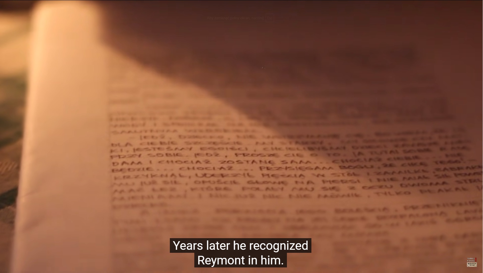 Strona rękopisu z tekstem w języku polskim, widoczne fragmenty zdań pisanych odręcznie czarnym atramentem, oświetlenie ciepłe, częściowo rozmazane