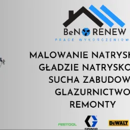 Malarz natryskowy w trakcie pracy, widoczny pistolet natryskowy i wąż, w tle logo firmy i lista usług.