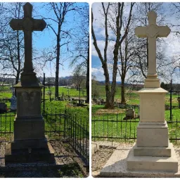Porównanie stanu pomnika przed i po piaskowaniu na cmentarzu: po lewej zszarzały, po prawej oczyszczony kamienny krzyż na postumencie, otoczony metalowym ogrodzeniem i zielenią.