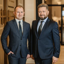 Adwokat Konrad Rydzewski i adwokat Krzysztof Tumielewicz.

Współpracują ze sobą nieprzerwanie od 2013 roku, niemal od początku istnienia Kancelarii w obecnej lokalizacji.