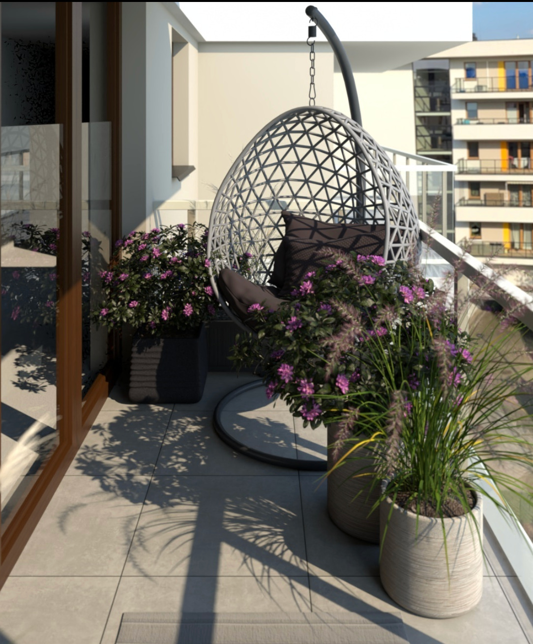 Aranżacja balkonu z wiszącym fotelem typu kokon, otoczonym kwitnącymi wrzosami w donicach i trawami ozdobnymi, na tle nowoczesnego budynku mieszkalnego.