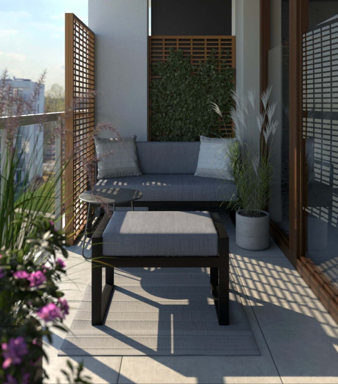 Nowocześnie urządzony balkon z szarą sofą, pufą i roślinami w donicach, osłonięty drewnianą kratką z zielenią, oświetlony popołudniowym słońcem.