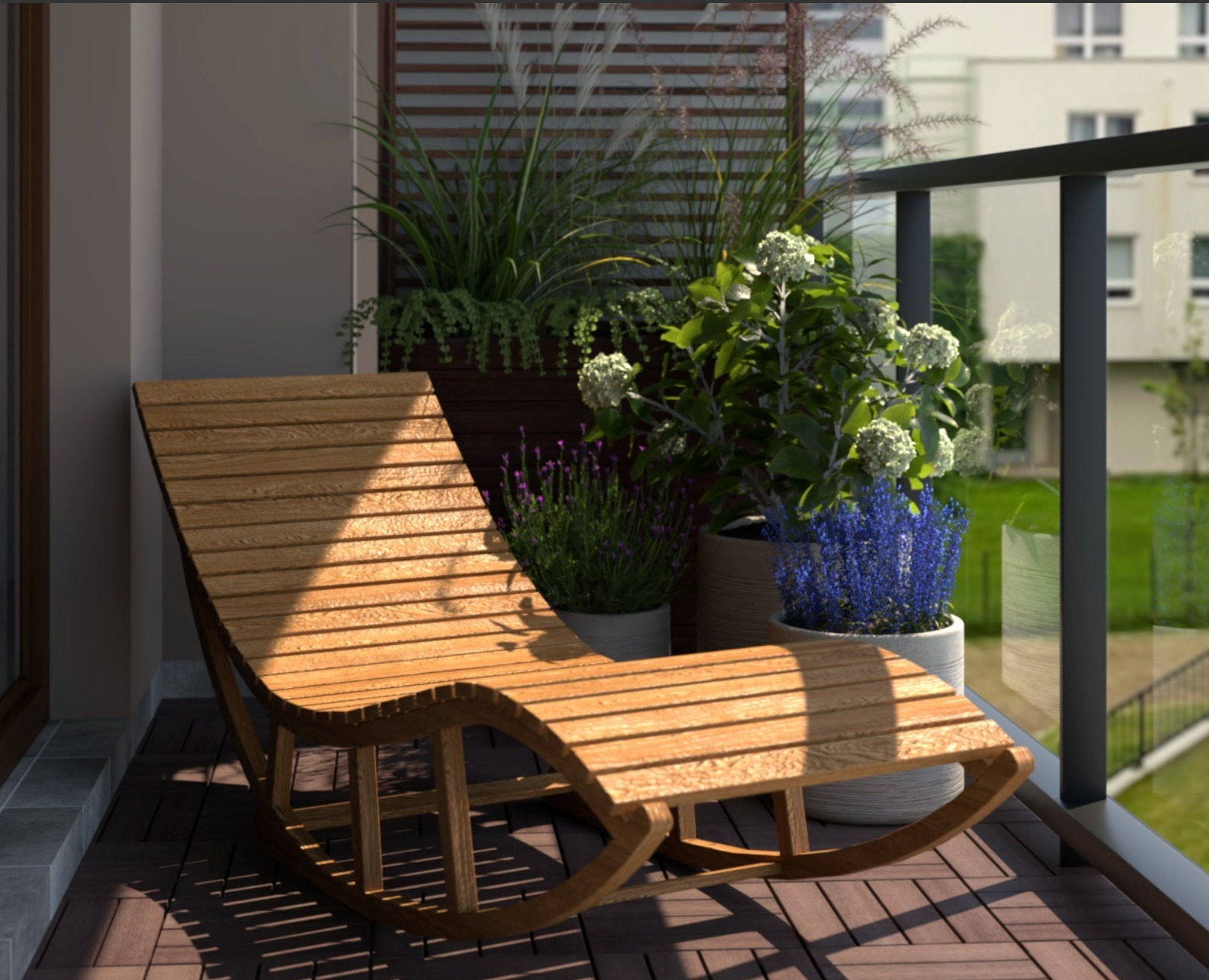 Drewniany leżak bujany na balkonie z drewnianą podłogą, otoczony donicami z kwitnącymi roślinami, w tle widok na zieleń i budynek.