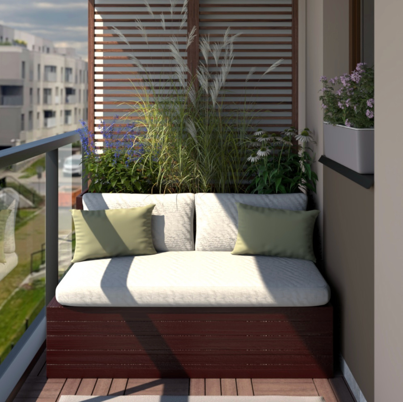 Aranżacja balkonu w Warszawie z siedziskiem z ciemnego drewna, białymi poduchami i zielonymi poduszkami dekoracyjnymi, otoczonego różnorodną roślinnością w donicach, w tym wysokimi trawami...