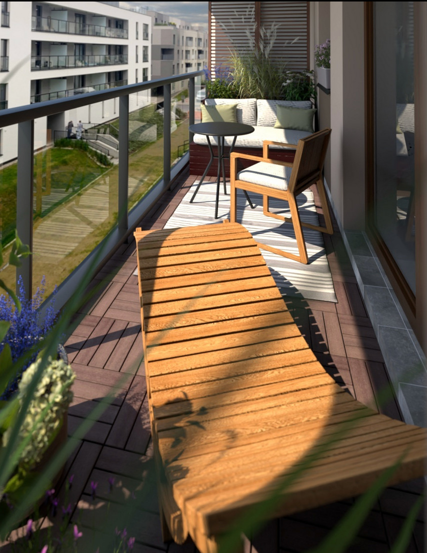 Nowoczesny balkon z drewnianą podłogą, leżakiem, stolikiem i sofą z poduszkami, widok na budynki mieszkalne przez szklaną balustradę.