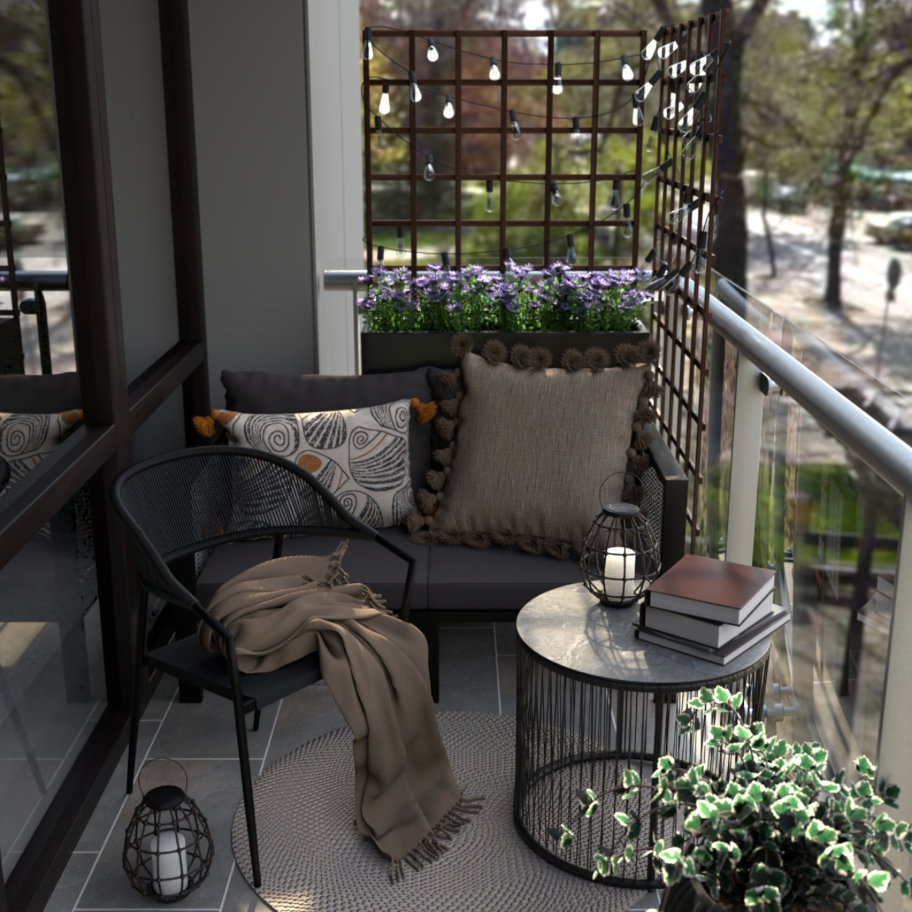 Aranżacja balkonu z szarą sofą, krzesłem z narzutą, okrągłym stolikiem z książkami i lampionami, udekorowanego fioletowymi kwiatami i lampkami.