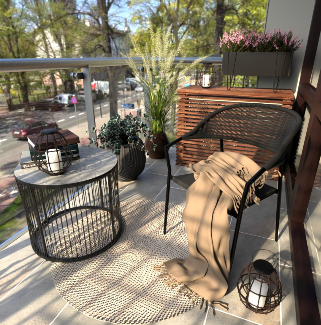 Aranżacja balkonu z okrągłym stolikiem kawowym, plecionym dywanem, krzesłem z narzutą i lampionami, widok na ulicę z zielenią.