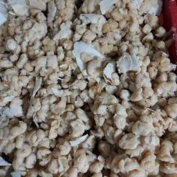 Kłosy zebrane w Stąporkowie, częściowo połamane, w jasnym odcieniu, widoczne białe fragmenty łusek.