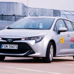 Srebrna Toyota Corolla kombi z logo 'FREE NOW' i numerem bocznym 37 na parkingu w Gorzowie Wielkopolskim, widok z przodu.