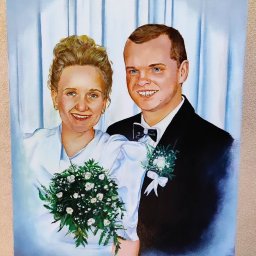 DotiKa_Malarstwo i rysunki - Portret olejny pary młodej w strojach ślubnych, z bukietem białych kwiatów, na tle jasnoniebieskich zasłon.