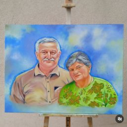 DotiKa_Malarstwo i rysunki - Portret olejny starszego małżeństwa na płótnie, umieszczony na drewnianej sztaludze; pastelowe tło w odcieniach błękitu i bieli.