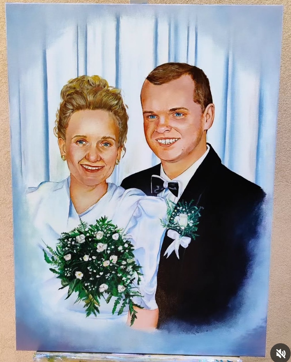 Portret olejny pary młodej w strojach ślubnych, z bukietem białych kwiatów, na tle jasnoniebieskich zasłon.