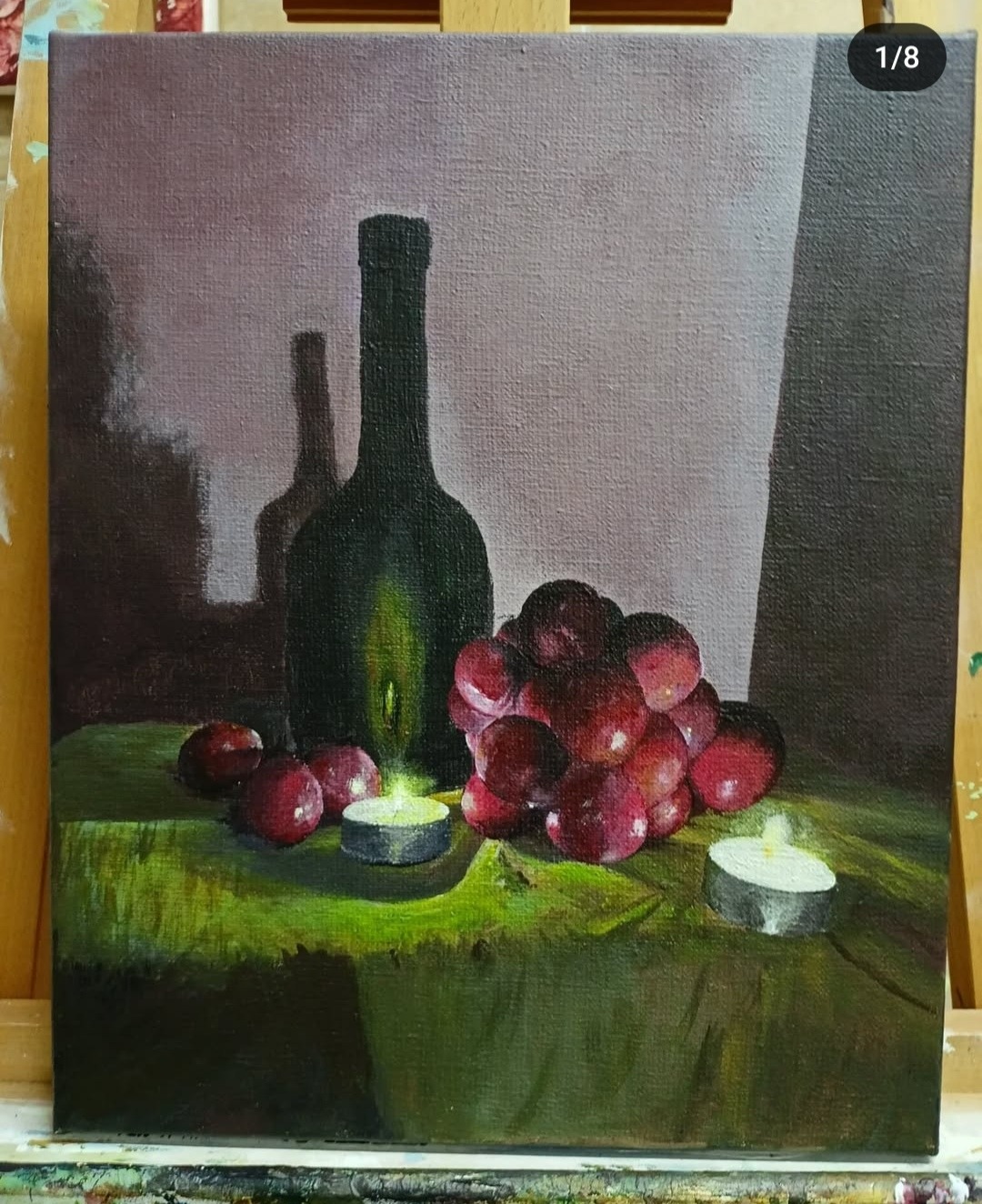 Olejny martwa natura: butelka, winogrona i dwie płonące świeczki na zielonym tle, widoczne na sztaludze.