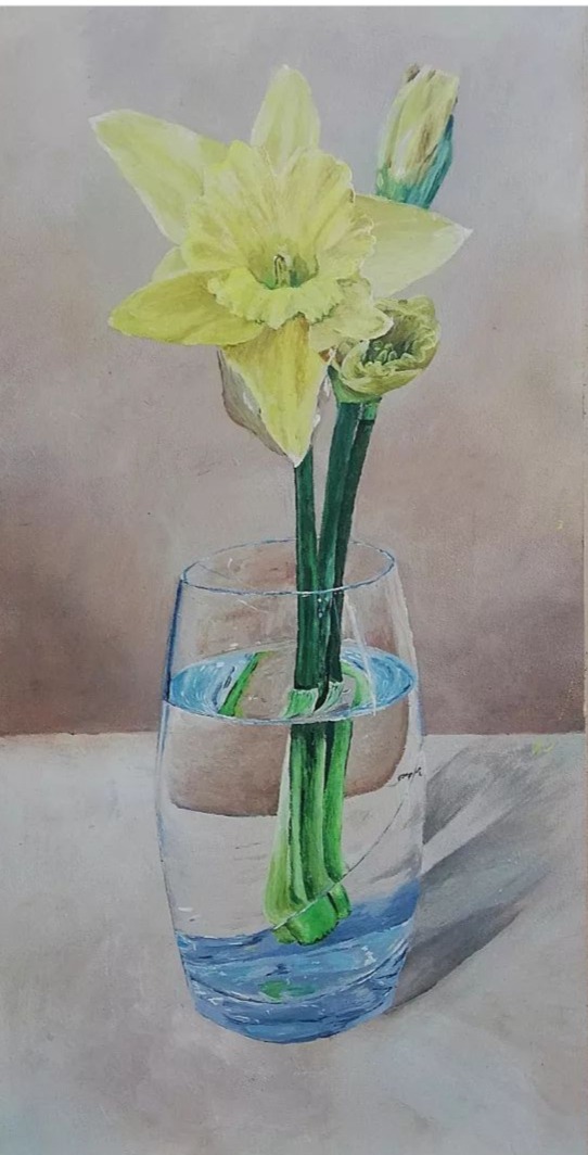 Akwarelowy obraz przedstawiający żółtego narcyza w szklanym wazonie z wodą, na jasnym tle.