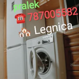 Reklama usług naprawy sprzętu AGD w Legnicy: biała lodówka i pralka stoją obok siebie na tle kuchennych szafek, z naniesionymi grafikami megafonu, telefonu i domków oraz napisem 'Naprawa lodówek...