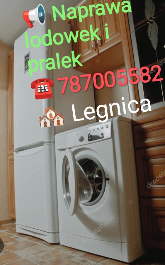 Reklama usług naprawy sprzętu AGD w Legnicy: biała lodówka i pralka stoją obok siebie na tle kuchennych szafek, z naniesionymi grafikami megafonu, telefonu i domków oraz napisem 'Naprawa lodówek...