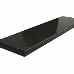 Czarny, błyszczący blat z konglomeratu z widocznymi drobnymi, jasnymi inkluzjami, leżący na białym tle.