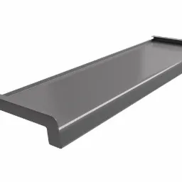 Szary parapet z wyraźnie zarysowanymi krawędziami i delikatnym zaokrągleniem na brzegu, prezentowany na białym tle w studio.