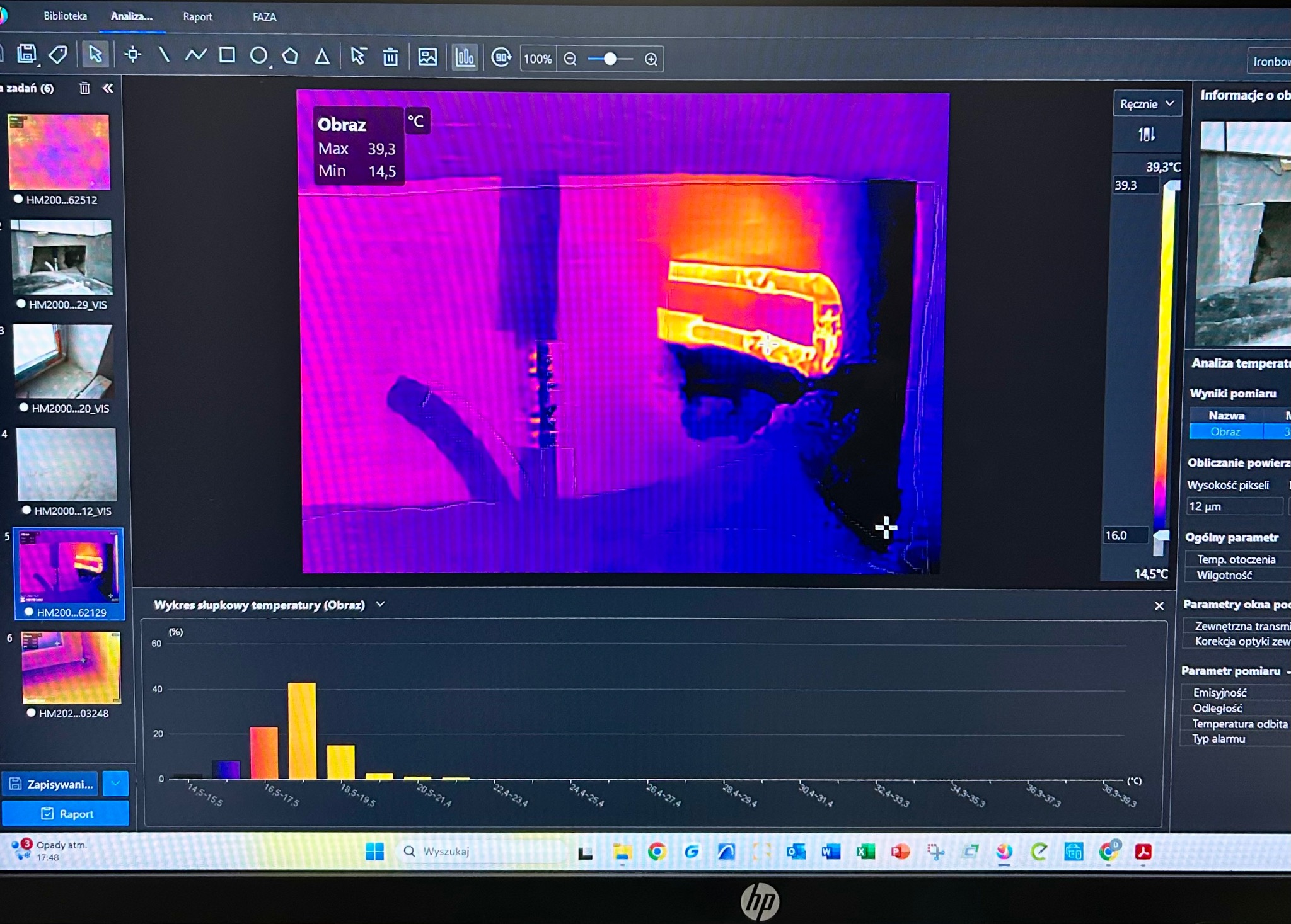 Ekran laptopa z oprogramowaniem do analizy termowizyjnej, prezentującym rozkład temperatur na badanym obiekcie i wykres słupkowy temperatury w różnych zakresach.