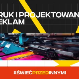 Maszyna drukarska w trakcie druku kolorowych materiałów reklamowych, widoczne elementy mechaniczne i arkusze z intensywnymi barwami.