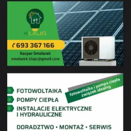 Wizytówka firmy KLAJS z ofertą fotowoltaiki, pomp ciepła, instalacji elektrycznych i hydraulicznych, zawierająca numer telefonu, adres email oraz logo firmy na tle paneli słonecznych i pompy ciepła.