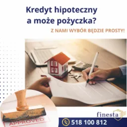 Podpis dokumentu kredytowego na drewnianym biurku, obok model domu z czerwonym dachem, kalkulator i laptop. W rogu pieczątka 'APPROVED' i logo firmy.