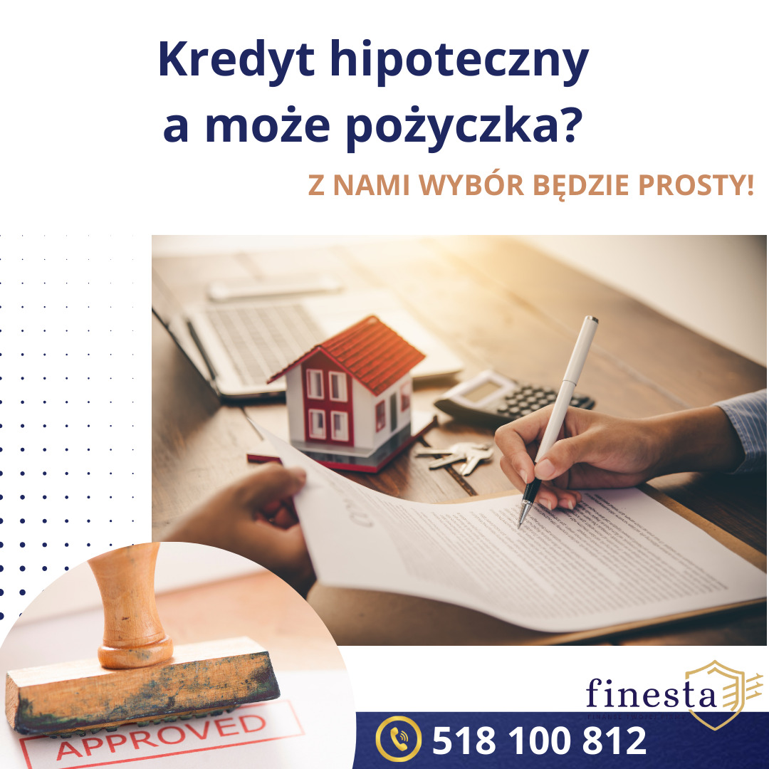 Podpis dokumentu kredytowego na drewnianym biurku, obok model domu z czerwonym dachem, kalkulator i laptop. W rogu pieczątka 'APPROVED' i logo firmy.