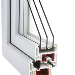 Robstan Producent Okien - Przekrój profilu okiennego z trzema szybami, ukazujący komory wewnętrzne i uszczelki, z widocznym czerwonym elementem wzmacniającym.