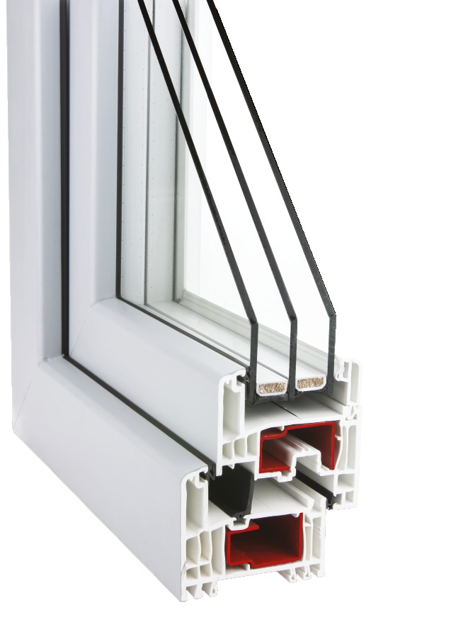 Przekrój profilu okiennego z trzema szybami, ukazujący komory wewnętrzne i uszczelki, z widocznym czerwonym elementem wzmacniającym.